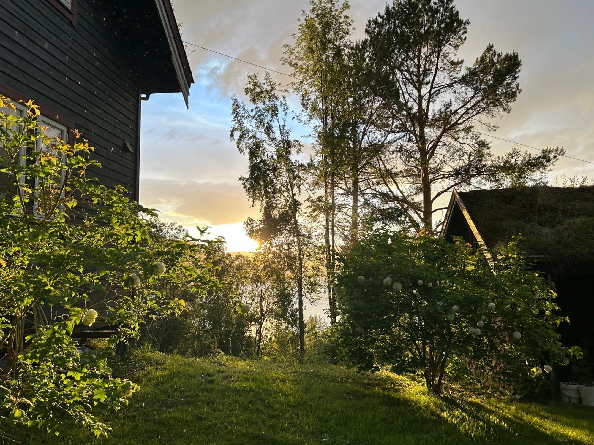 Stille Og Fredelig Ved Fjord Og Fjell Valsøybotn Kültér fotó